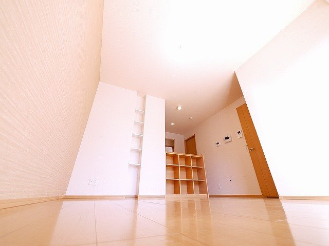 ラルーチェⅠの居間・リビング|フローリングのお部屋でお掃除も手軽に済ませられます
