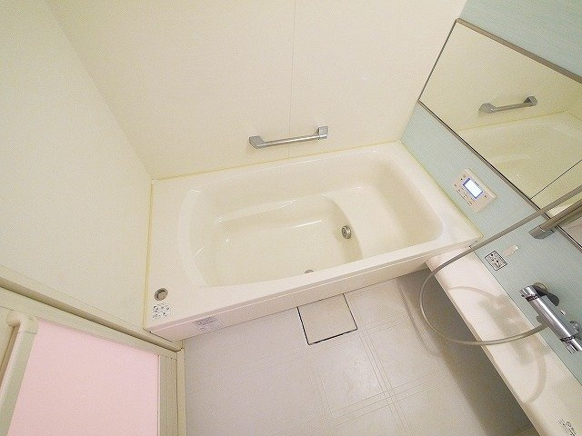 ラルーチェⅠの浴室|一坪タイプの浴室でゆっくり入浴できます