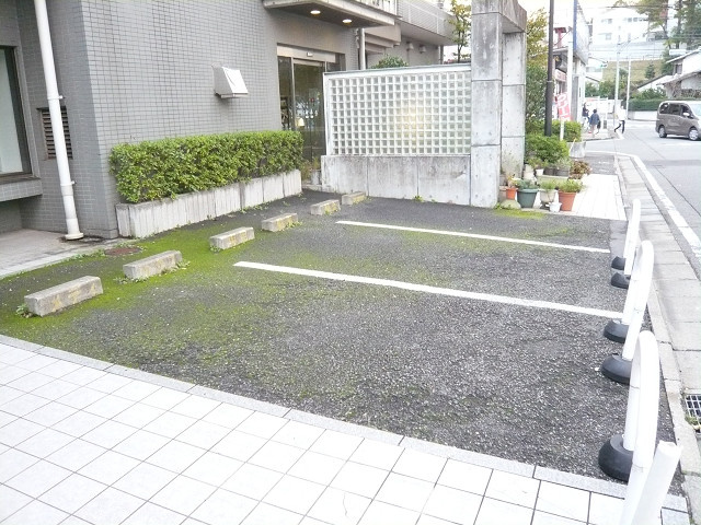 ノーブル貝取の駐車場