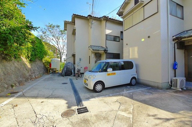 般若寺町テラスハウスの駐車場