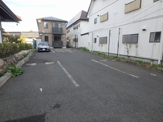 セレス本町の駐車場
