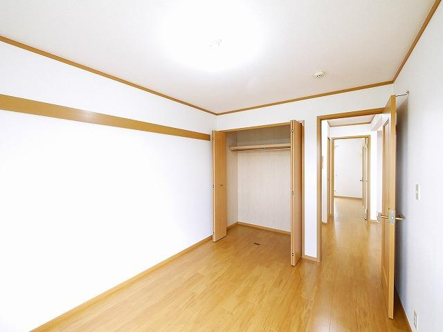 ジュネスメゾンの寝室|広くて明るい寝室