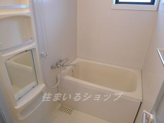 グランドール真和Ⅰの浴室|サーモ付きシャワー水栓・窓あり
