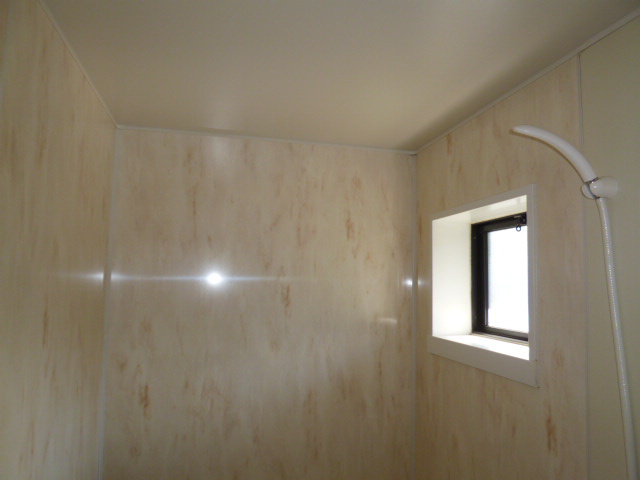 サリネージュ山手Ｅの浴室|風呂窓