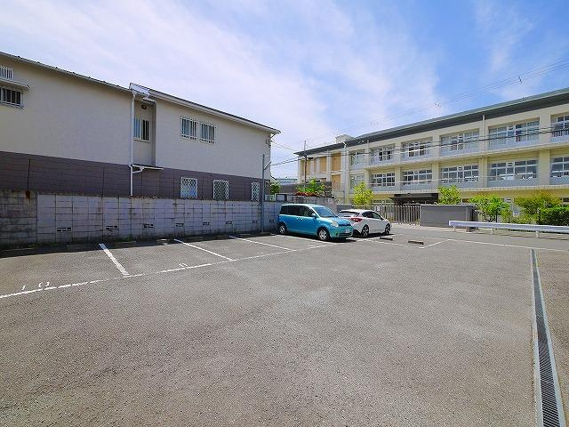 中尾貸家　北棟（西木辻町）の駐車場|駐車場に車を止められます