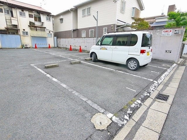 中尾貸家　北棟（西木辻町）の駐車場|駐車場があるので、車を買う予定の方も安心です