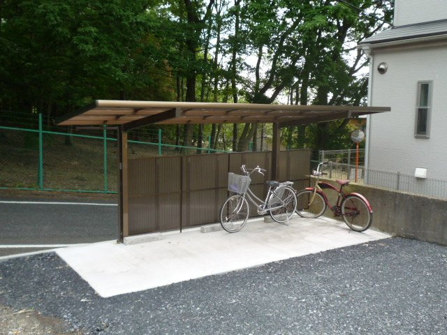メゾンド東大和の設備|駐輪スペースも完備。敷地内駐車場（有料）あり。