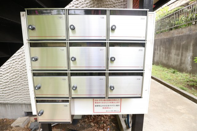 メゾンド東大和のその他共用部分|ダイヤル錠付集合ポストと、玄関ドアポストもあります。