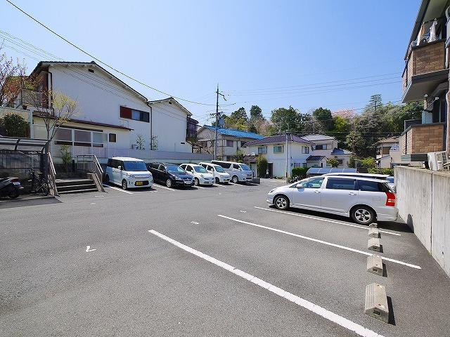 カルチェ青垣　Ｂ棟の駐車場|駐車スペースもあります