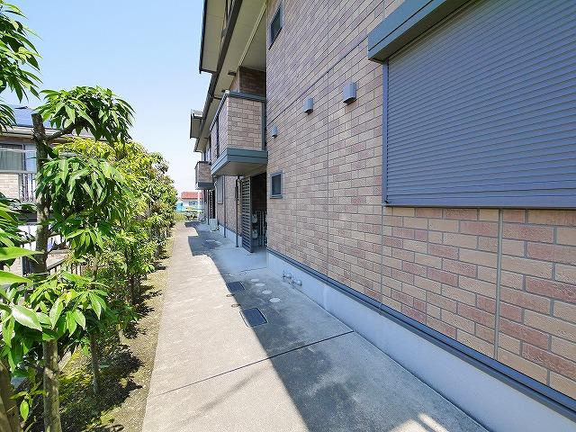 カルチェ青垣Bのエントランス|ゆとりのあるエントランスです