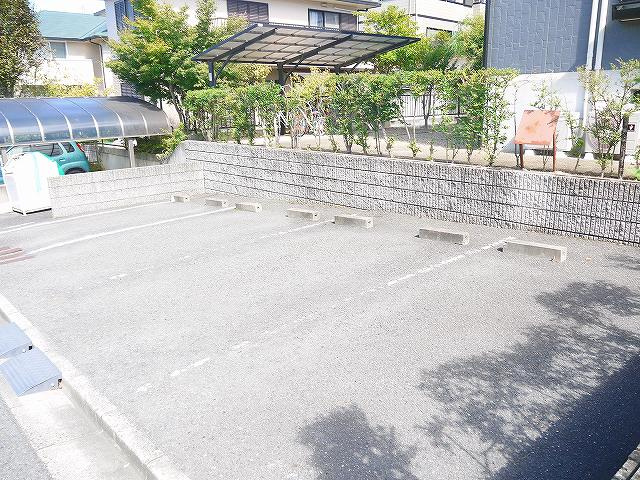 シャルム祐の駐車場|駐車場に車を止められます