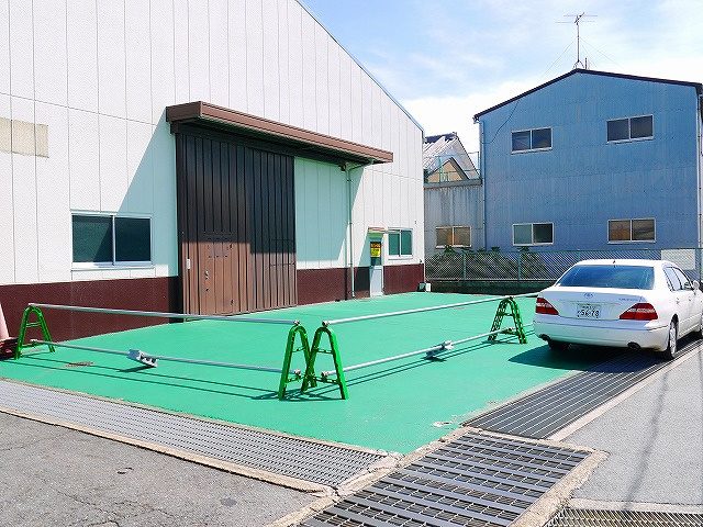 森川様倉庫の駐車場
