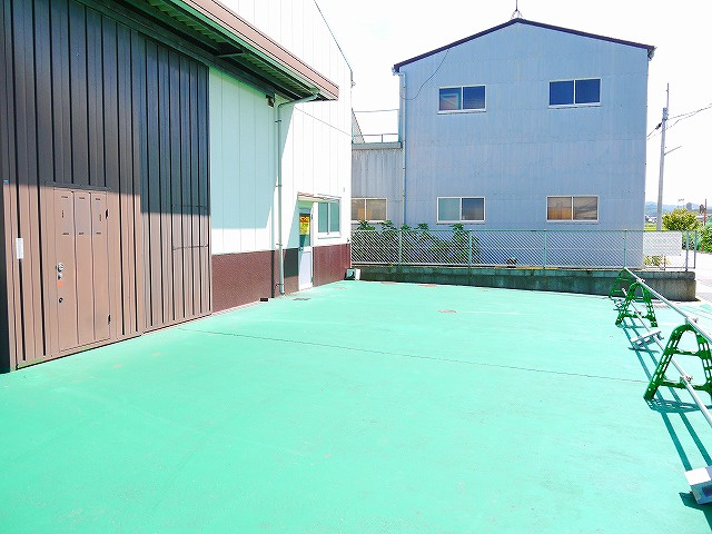 森川様倉庫の駐車場