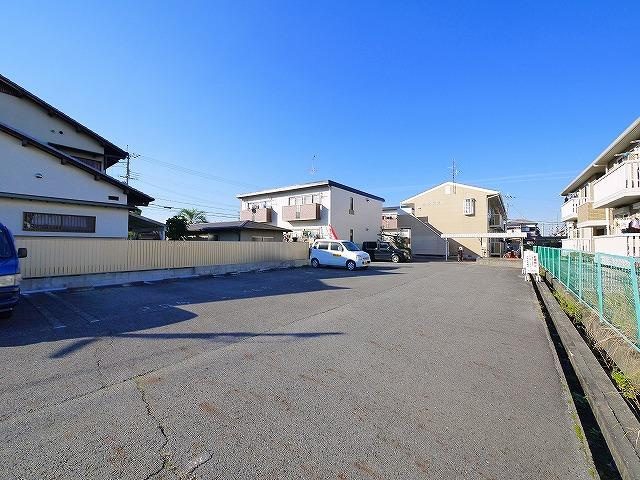 カーサ前栽の駐車場|駐車場も広々しています