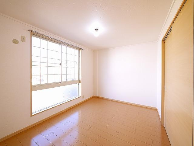 カーサ前栽の洋室|おしゃれなデザインの窓がポイント