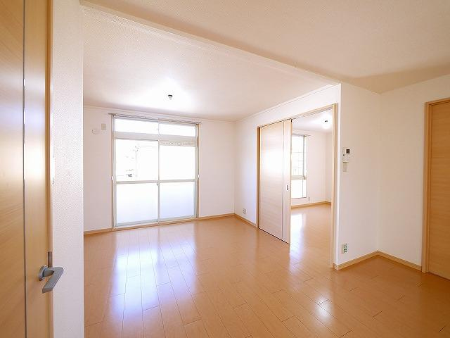 カーサ前栽の居間・リビング|窓が大きく大変明るいお部屋です