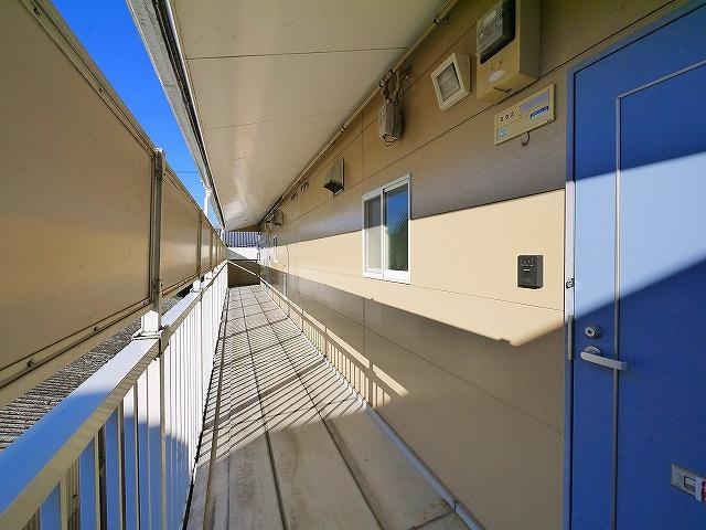 カーサ前栽のその他共用部分|青い扉がおしゃれな玄関扉ですね