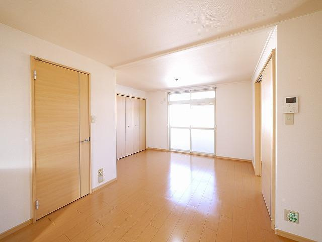 カーサ前栽の居間・リビング|全室フローリングでお掃除も簡単です