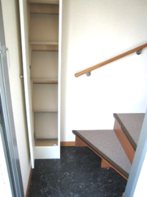 【玄関】 | ポポラーレ | ２階のお部屋の玄関です。