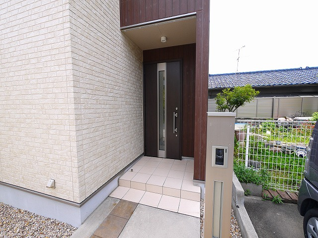 大安寺1丁目戸建のエントランス|玄関スペースです。