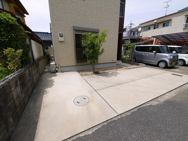 大安寺1丁目戸建の駐車場|キレイな駐車場スペース。