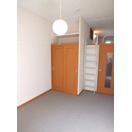 【居間・リビング】 | コニファーⅡ | ロフト付きのお部屋です。※イスは付きません。