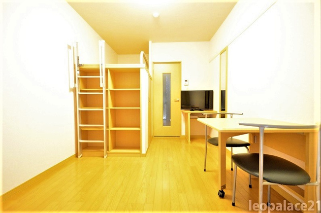 【居間・リビング】 | ヴィラフェリーチェ | 造り付けベットタイプのお部屋です。
