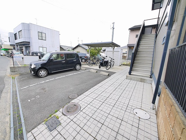 シャトレ中山の駐車場