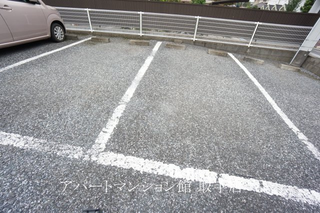 サンハイツＭの駐車場