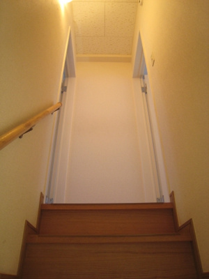 【玄関】 | ミカドB | 2階の踊り場、両サイドに洋室有り