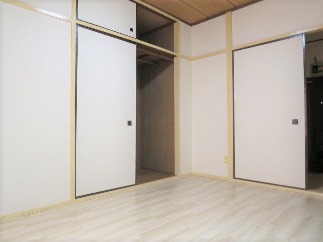荒井ビルの洋室