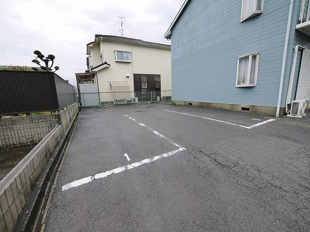 ハイツベルナールの駐車場|駐車場があります