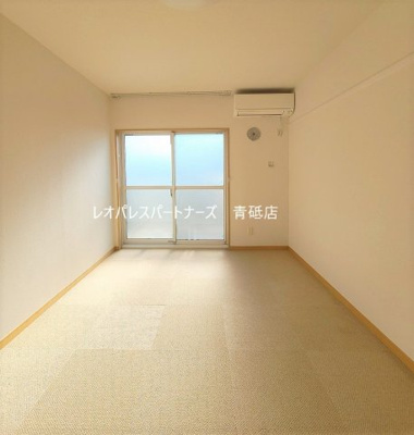 【居間・リビング】 | メティス | 家具家電付きのお部屋と家具家電が無いお部屋があります。