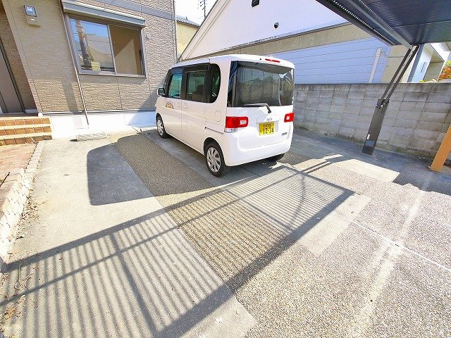薬師堂町一戸建の駐車場