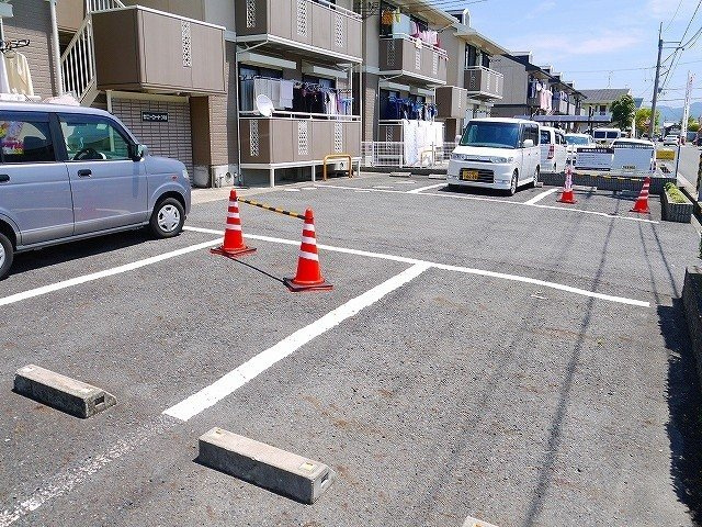 サニーコート4号館の駐車場