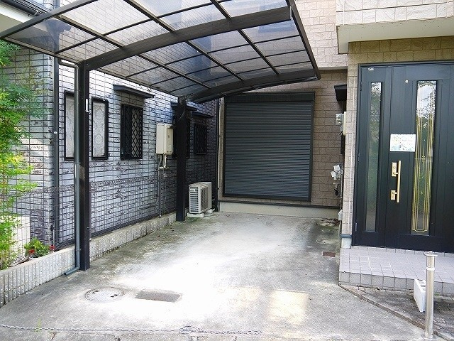 平井邸の駐車場