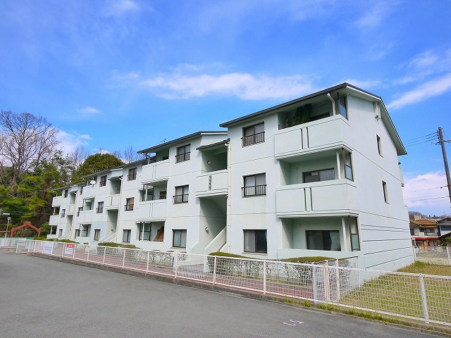 富雄サンパレスⅡ号館の外観|外観は落ち着いています