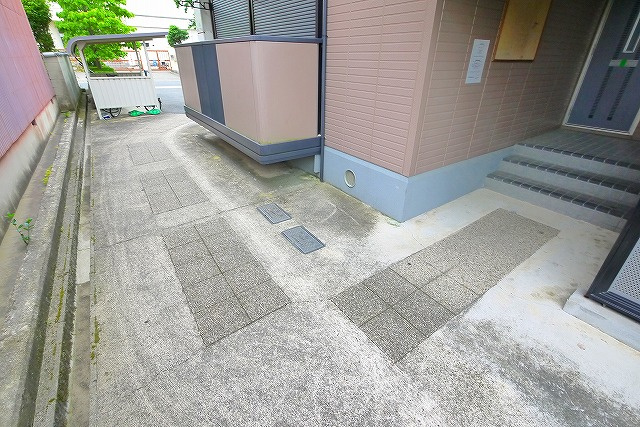 セピアコート西九条のエントランス
