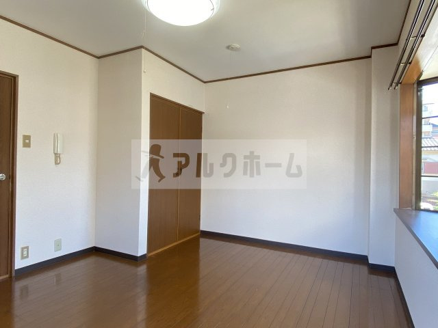 乾マンションの居間・リビング|乾マンション（柏原市国分本町）　居室スペース