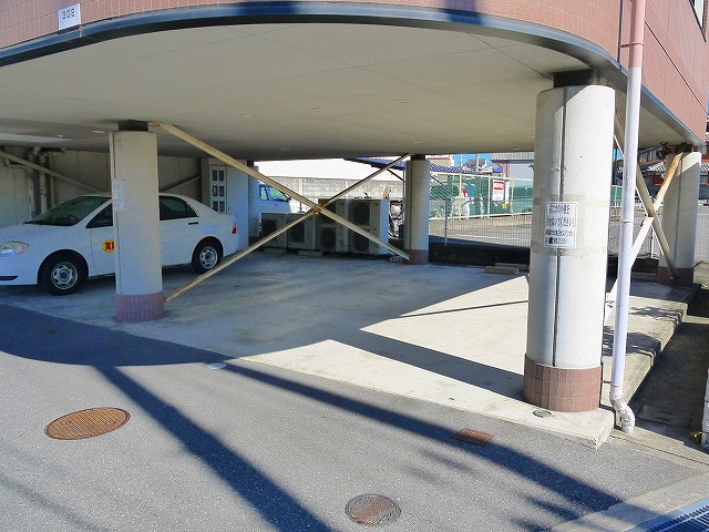 スクエアビルの駐車場