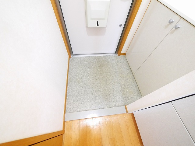 レーブ秋篠の玄関