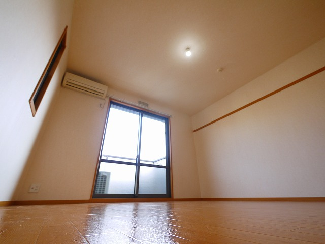 レーブ秋篠の居間・リビング