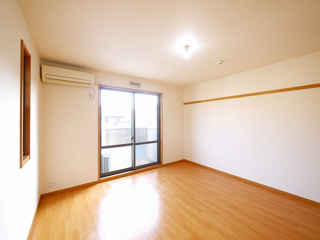 レーブ秋篠の洋室