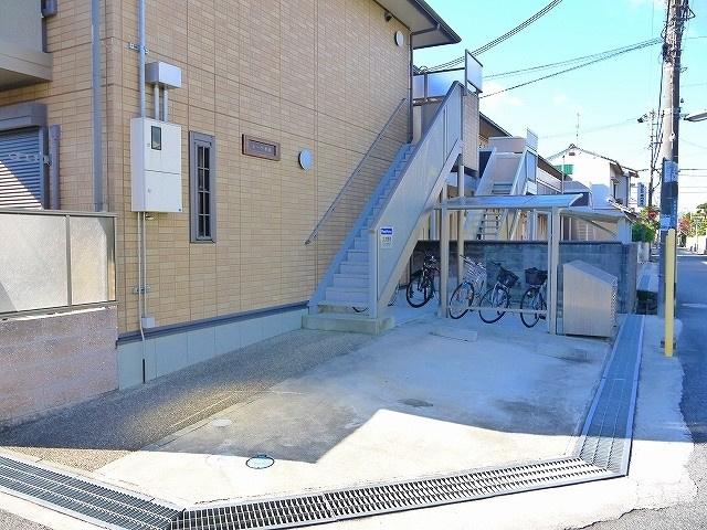 レーブ秋篠の駐車場