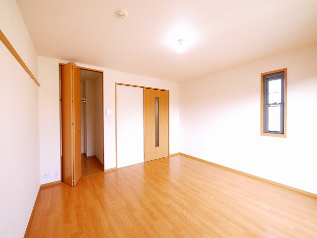 レーブ秋篠の寝室