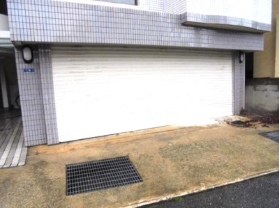 【駐車場】 | ロイヤルハイツ歌園Ⅱ | シャッター付きガレージ★