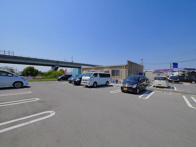 ガーデンコート　ＣＭＫの駐車場|駐車場に車を止められます