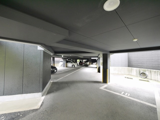アべニュー東生駒の駐車場
