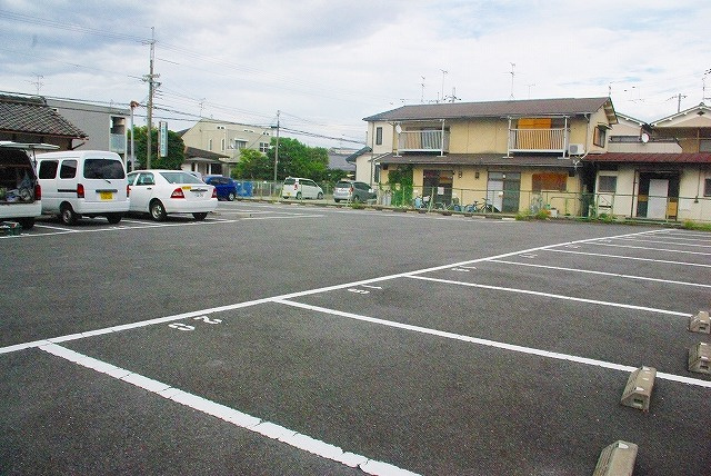 新生モータープールの外観
