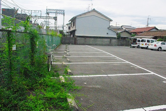 新生モータープールの外観